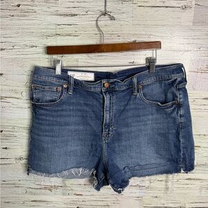 Gap 4 inch high rise shorts size  20
Blue denim Jean